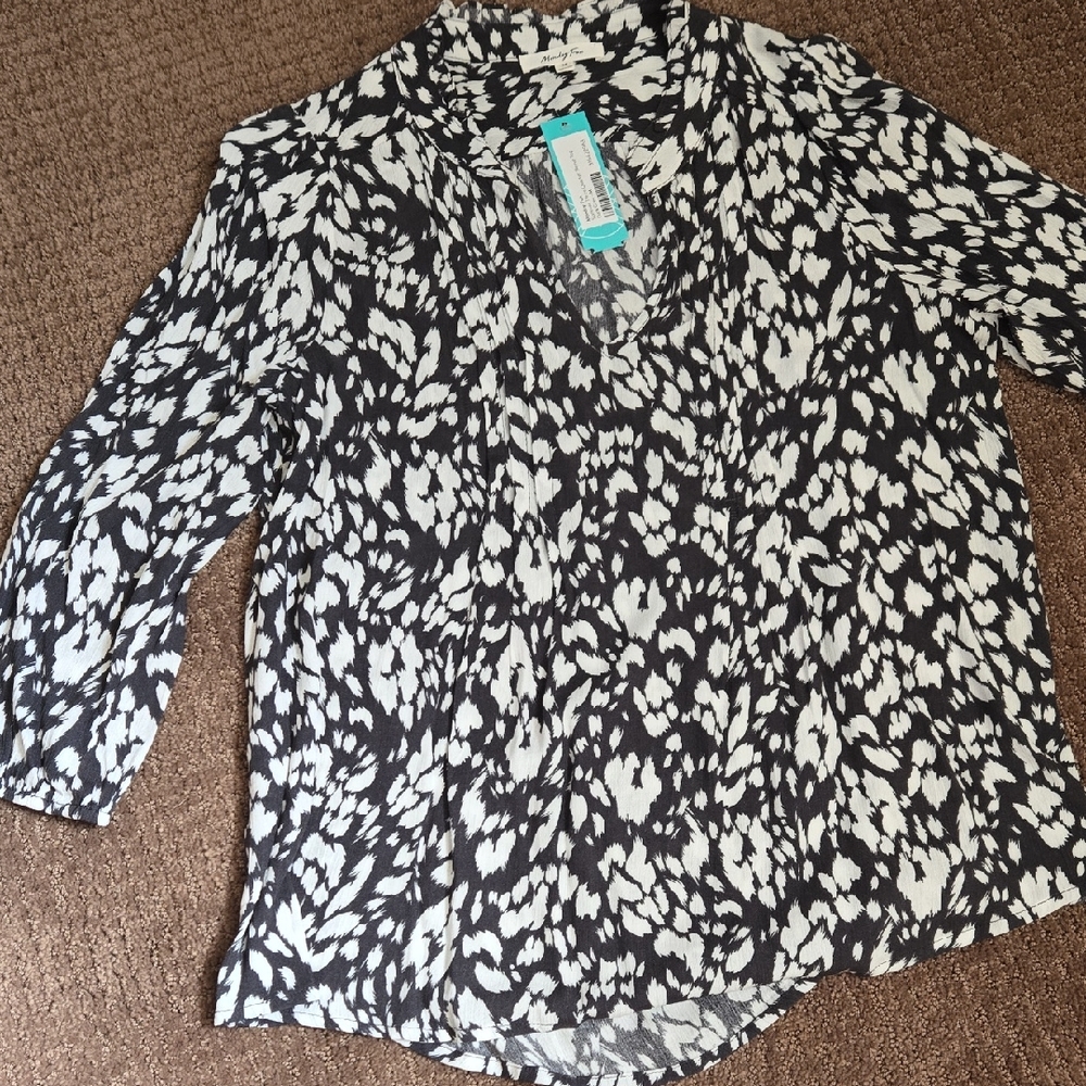 NWT Monday Fun Stitch Fix Summer 3/4 Sleeve Top Dark Grey and White